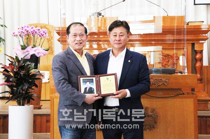 사진 목포서노회 연금관리위원 은퇴식에서 공로패 전달받는 모습 좌측부터 김기주 장로 채복남 목사