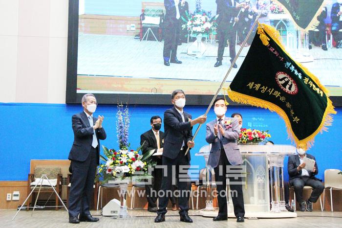 사진 전남성시화운동본부 대표회장 이취임 감사예배에서 깃발을 흔드는 모습
